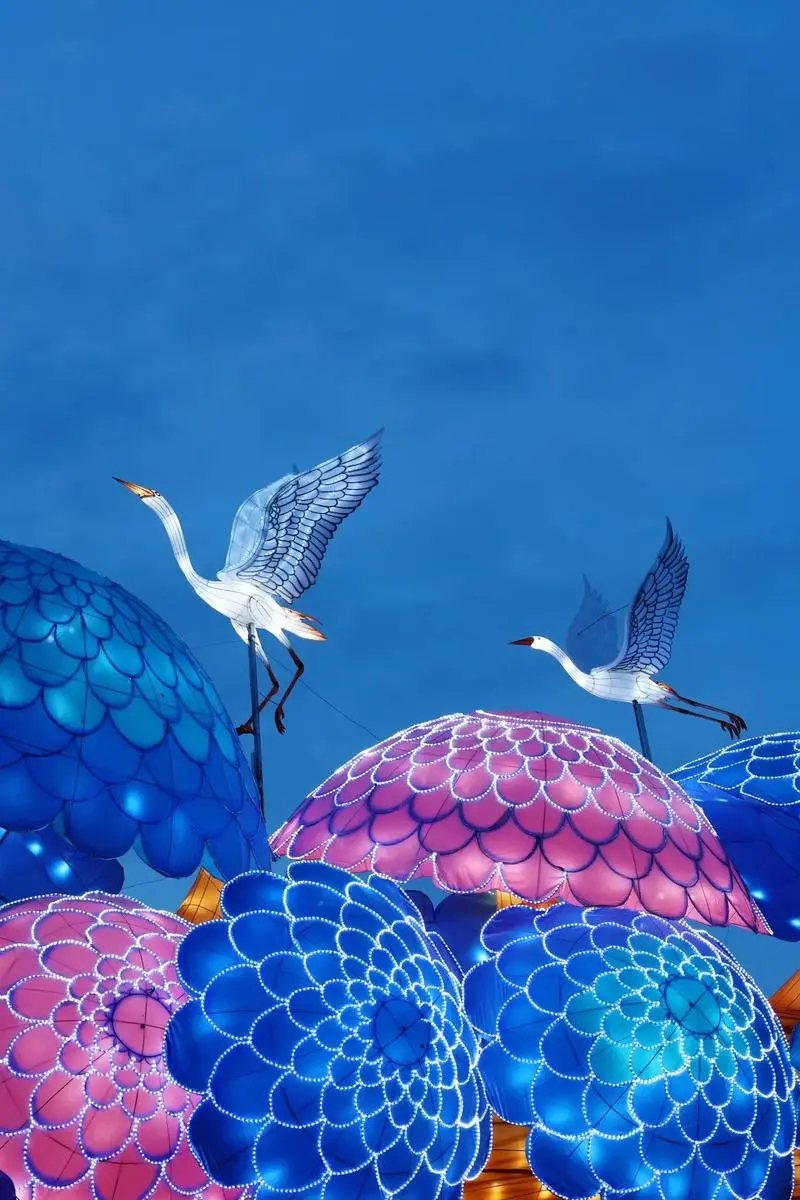 Ocean Bloom Lantern with Cranes